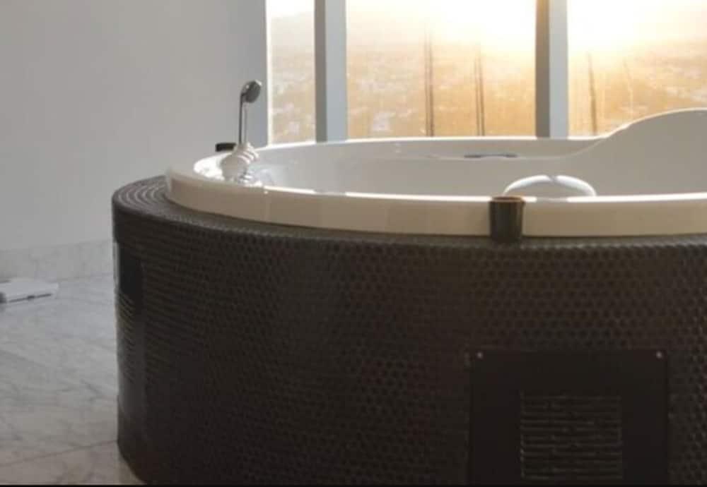 Baruk Guadalajara Hotel De Autor Exterior photo A whirlpool bathtub