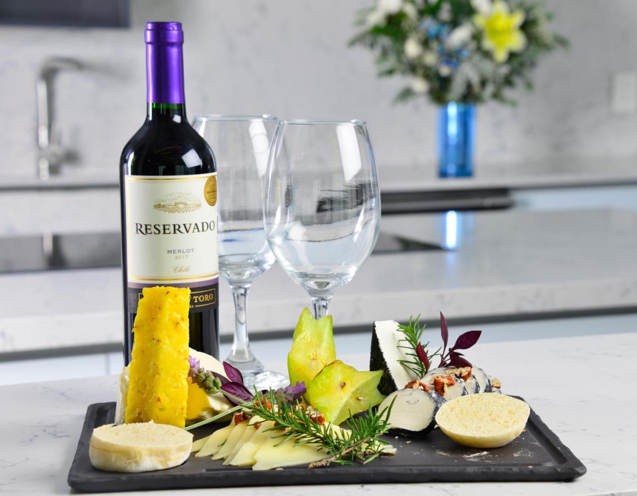 Baruk Guadalajara Hotel De Autor Exterior photo A wine and cheese pairing